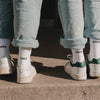 Partnerlook mit weißen Socken „MRS“ und „MRS“ im Alltag