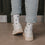 Weiße Herz-Socken von hinten getragen mit hochgekrempelter Jeans und Sneakern