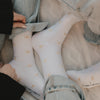 Weiße Socken mit Daisy-Muster lässig getragen zu Jeans auf gemütlicher Oberfläche