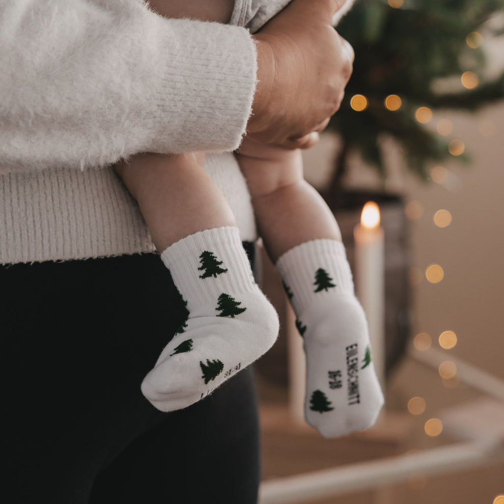 Detailansicht Baby Socken mit grünen Tannen, weiche Baumwolle, festlicher Look