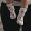 Baby trägt weiße Socken mit roten Zuckerstangen, Detailaufnahme der Füße