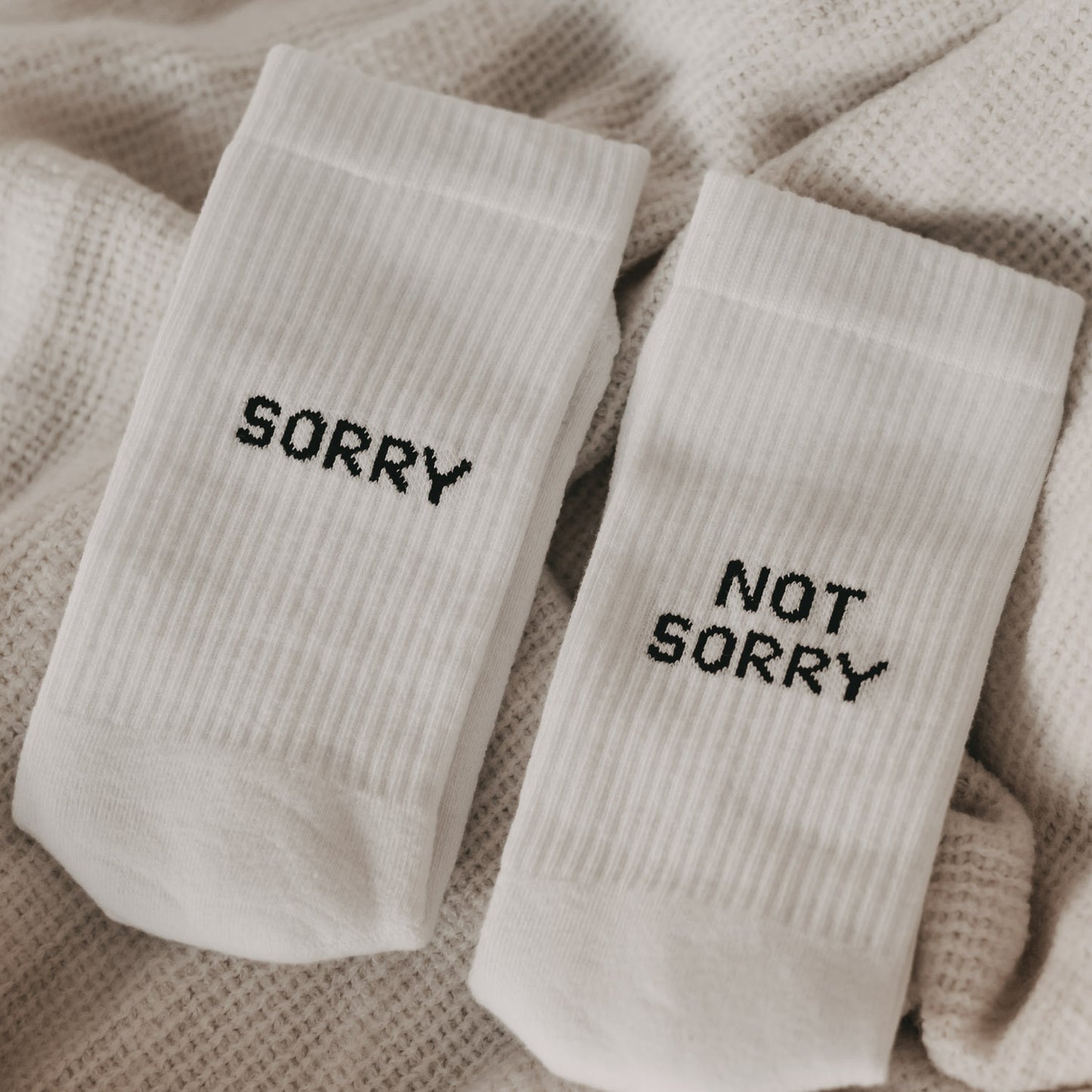 Socken weiß Sorry not Sorry | Eulenschnitt 