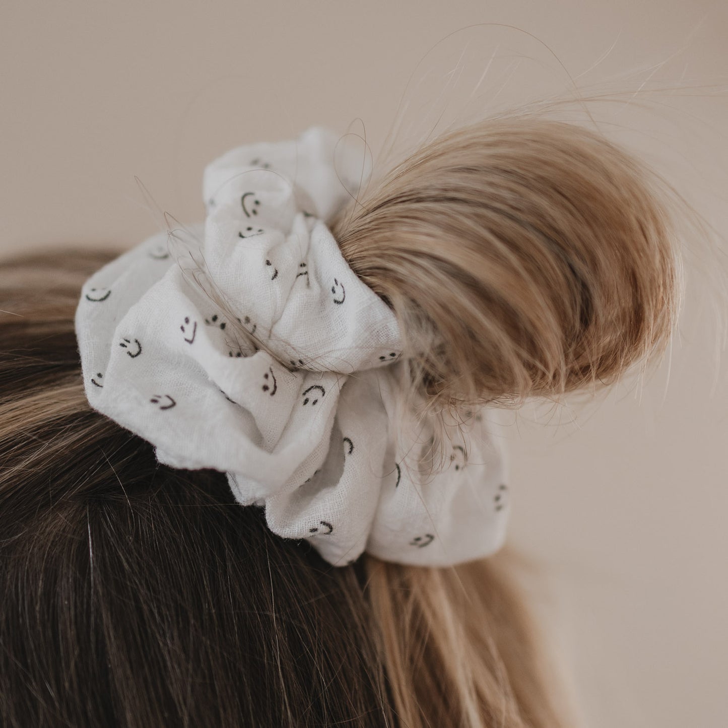 Detail Scrunchie weiß mit Smiley-Muster im Dutt