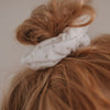 Detail Scrunchie weiß mit feinem Blumenmuster im Dutt