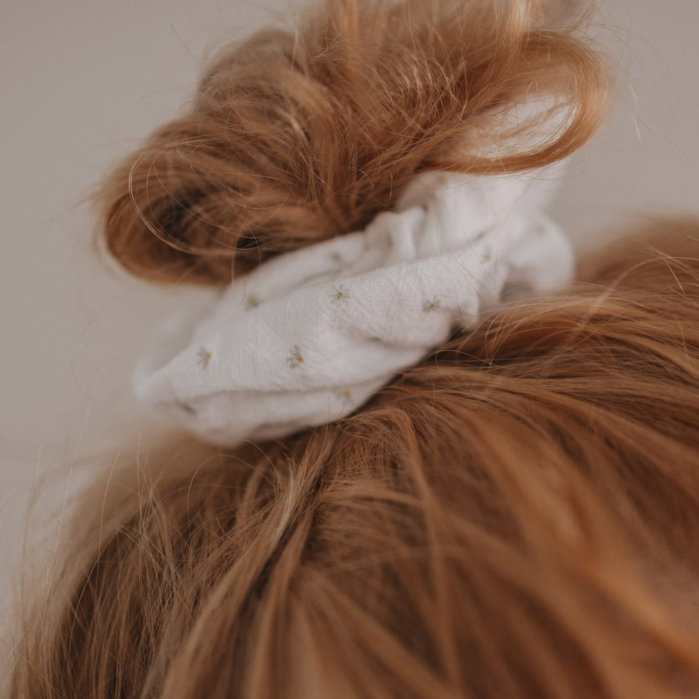 Detail Scrunchie weiß mit feinem Blumenmuster im Dutt