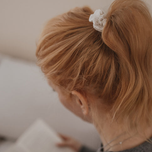 Scrunchie weiß mit Blumenmuster hält Pferdeschwanz von oben