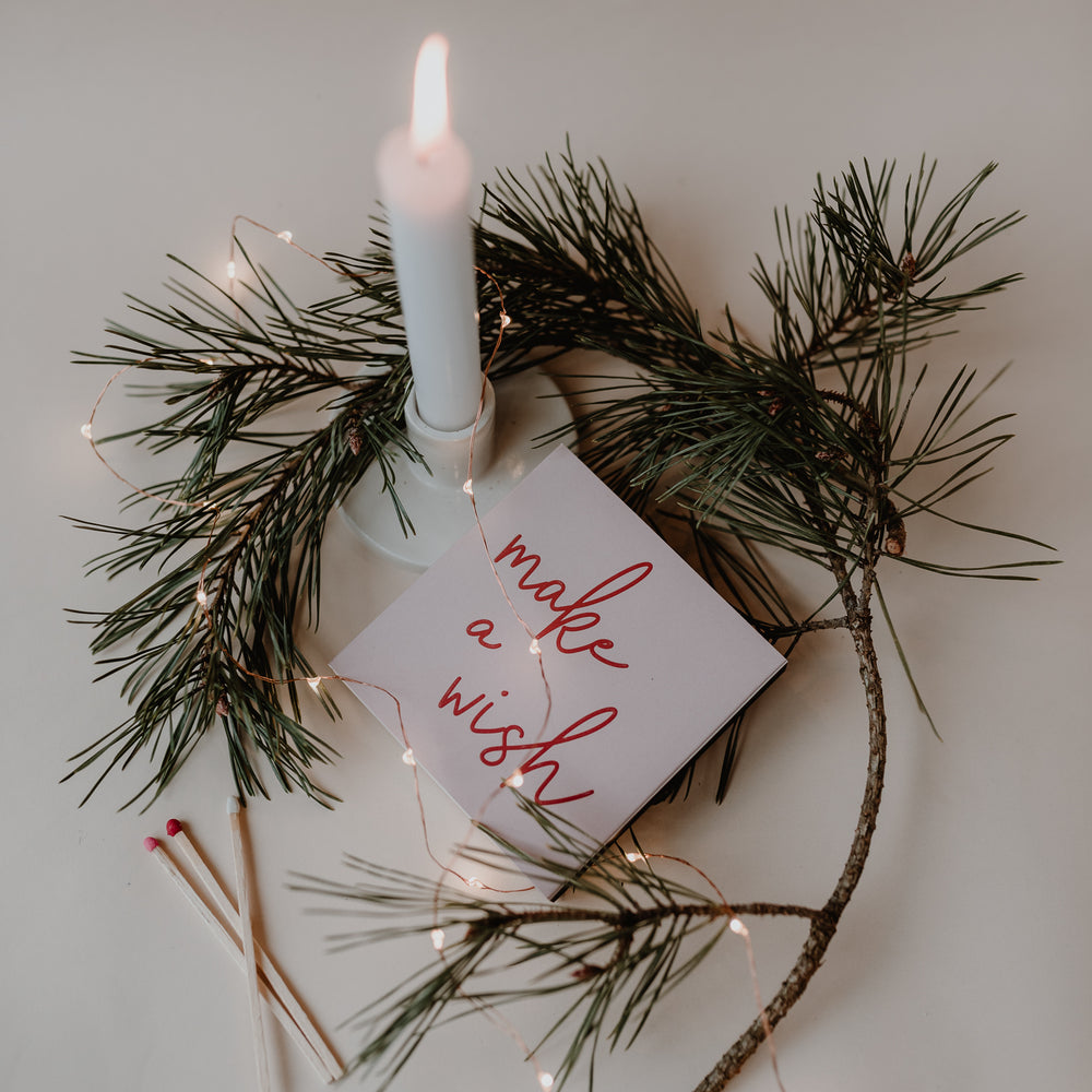 Streichholzschachtel „make a wish“ dekoriert mit Tannenzweig und Lichterkette.