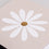 Streichholzschachtel mit weißer Blume auf beigefarbenem Hintergrund – verspieltes Design mit Gänseblümchen.