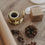 Stickerrolle mit Stern-, Herz- und Schleifenmotiv in Gold, arrangiert mit Naturmaterialien