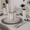 Gedeckter Tisch mit Geschenkband mit schwarzen Herzen als Highlight.