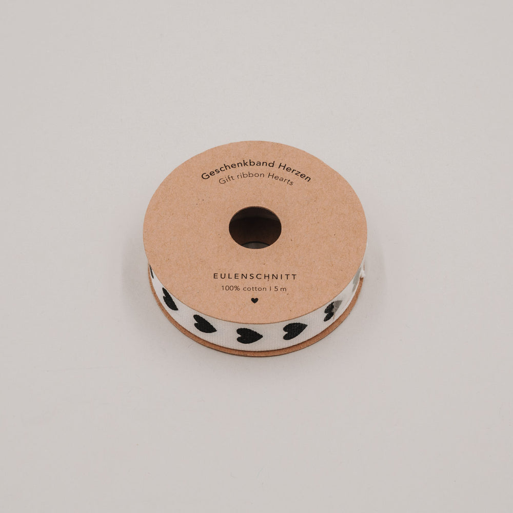 Geschenkband Herzen auf Rolle aus braunem Karton von Eulenschnitt