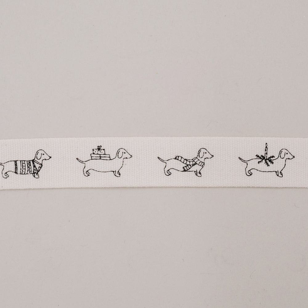 Geschenkband mit Weihnachtsdackeln aus Baumwolle, vier Dackel-Motive auf Band nebeneinander