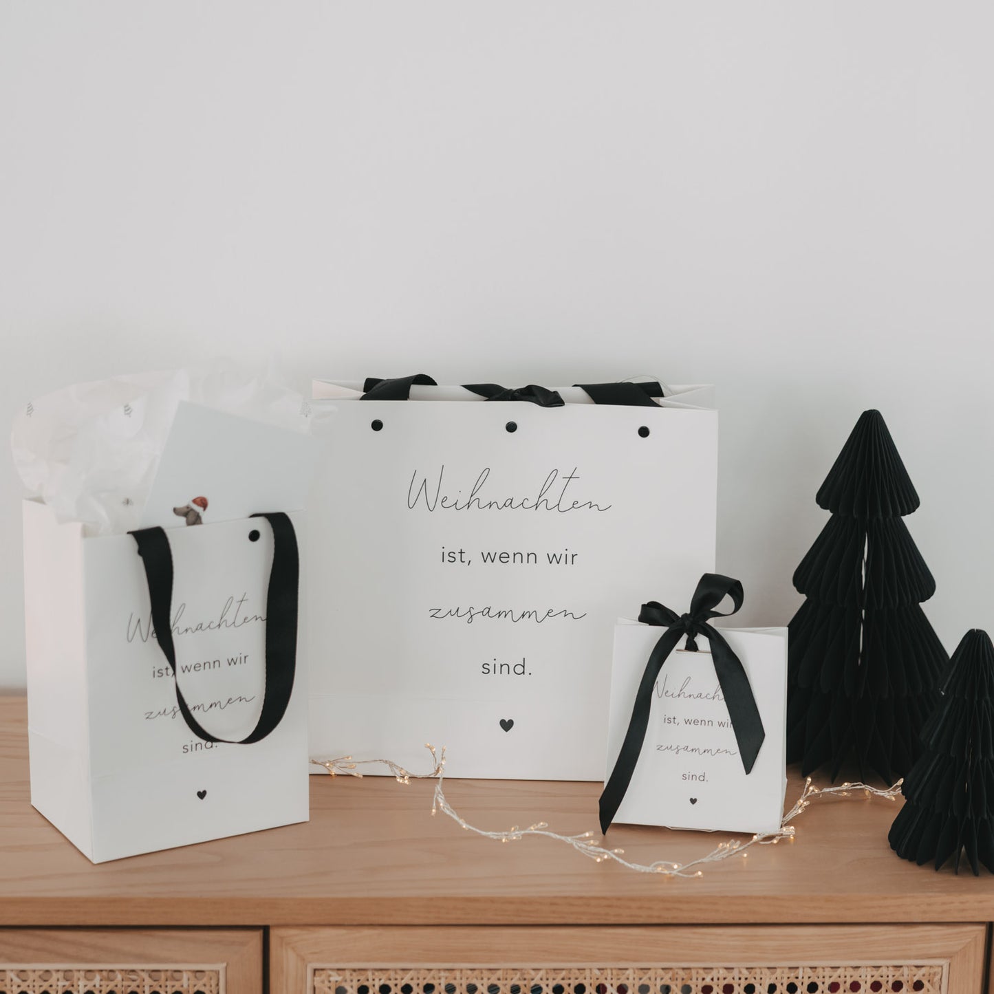Weihnachtliche Geschenktüten in verschiedenen Größen stilvoll dekoriert