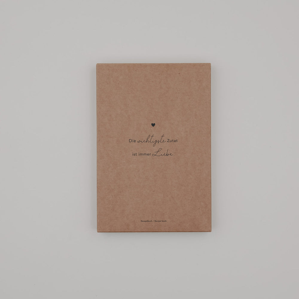Rezeptbuch „Wichtigste Zutat“ in brauner Verpackung mit Herz und Schriftzug