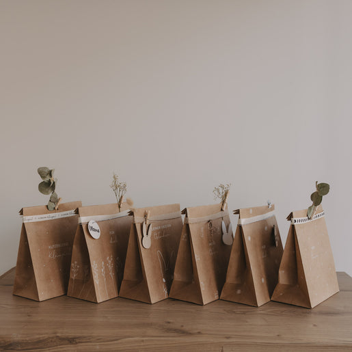 Papier-Geschenktüten Ostern im 6er Set, naturbraun mit Osterhasen, Schriftzügen und Trockenblumen dekoriert