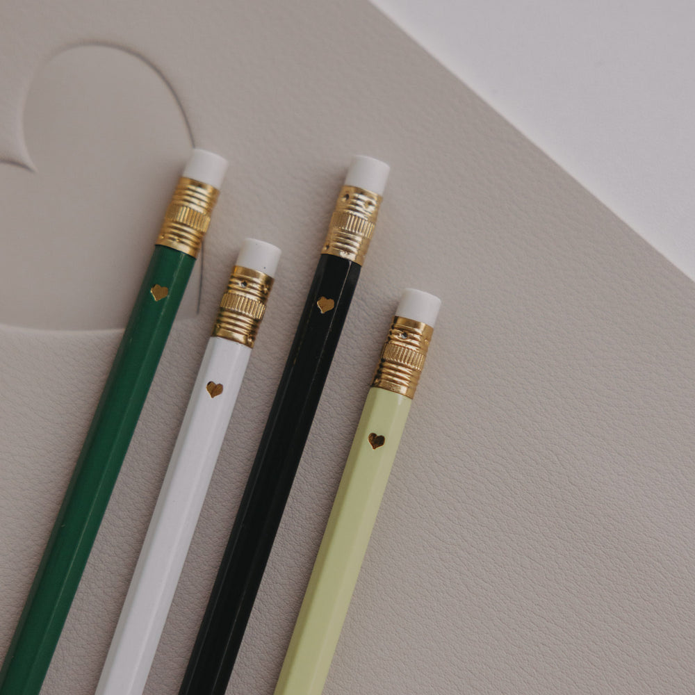 Bleistifte mit goldenen Details und Herzmotiv in Grün, Weiß, Schwarz und Hellgrün