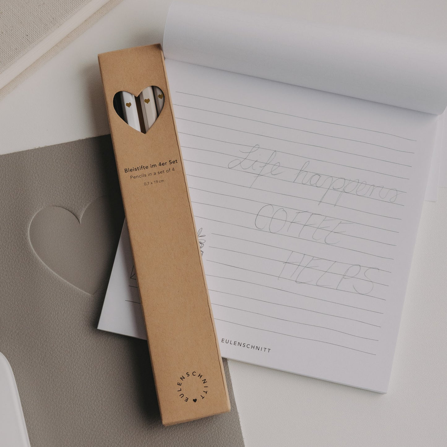 Bleistifte im 4er Set in Verpackung mit Herzfenster auf Notizblock