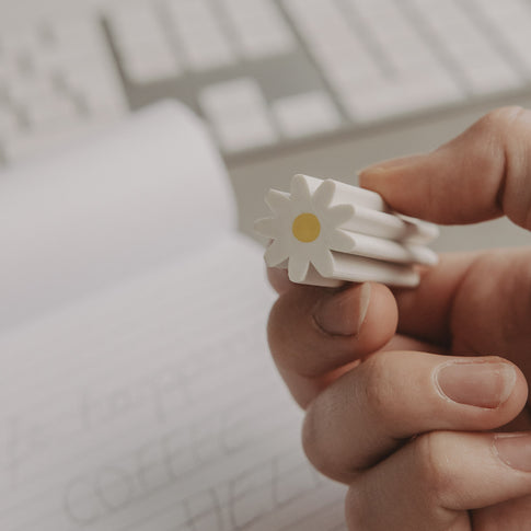 Detail Radiergummi Daisy in Blumenform in der Hand