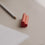 Roter Radiergummi Herzform auf Schreibtisch neben Notizpapier und Stift