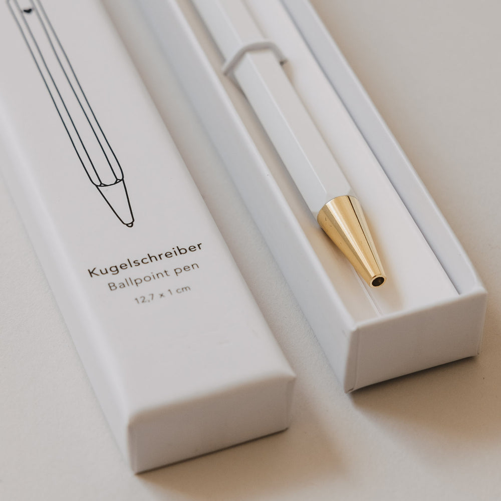 Detailaufnahme Kugelschreiber Spitze in Box, weißes Design mit goldenen Elementen