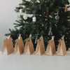 Verschiedene weihnachtliche Geschenktüten aus Kraftpapier mit Klammern und Trockenblumen