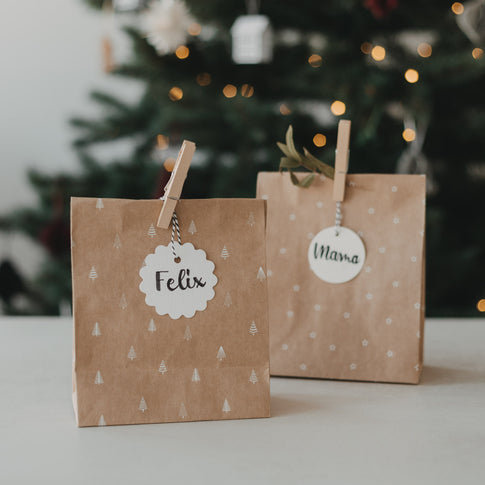 Weihnachtliche Geschenktüten aus Kraftpapier mit Namensanhängern „Felix“ und „Mama“