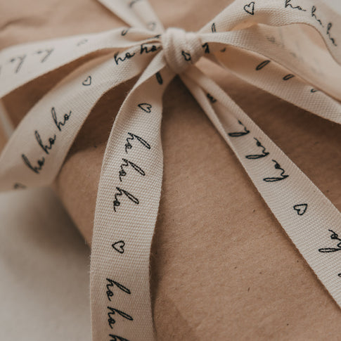 Weihnachtsgeschenk mit beigem Eulenschnitt Geschenkband Ho Ho Ho und kleinen Herzen als Schleife