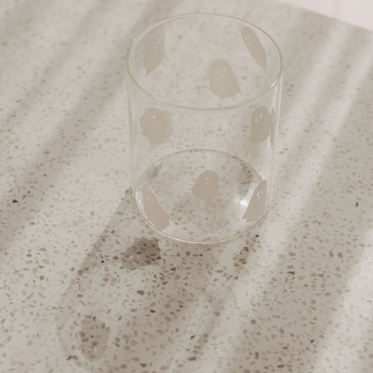 Transparentes Vorratsglas mit weißen Geistermotiven für herbstliche Halloween-Deko
